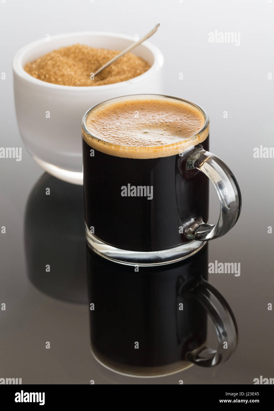 Schwarzer Espresso / Espresso Kaffee in kleinen Glas Tasse mit dem Zucker in die Schüssel weiß