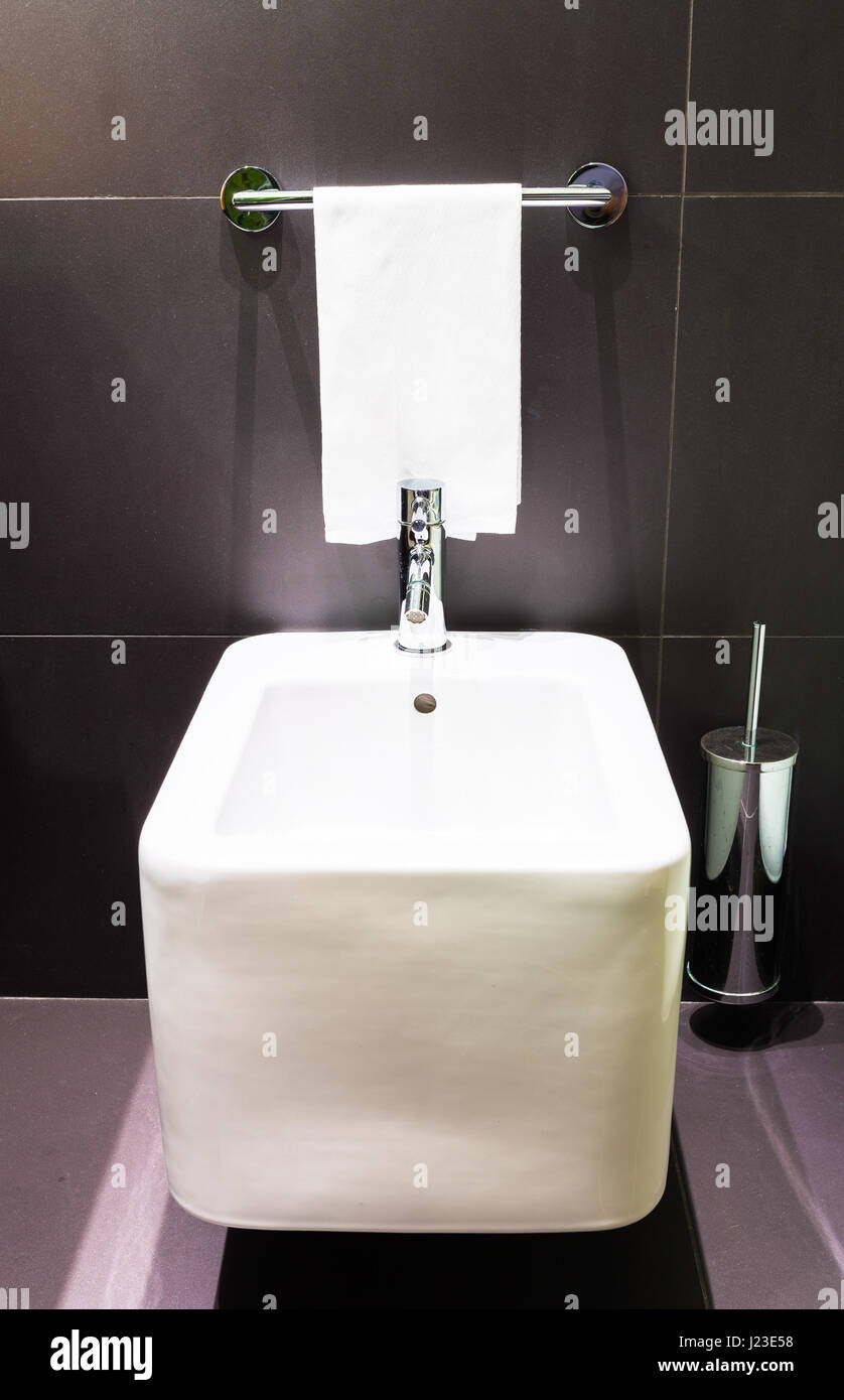 Quadratische moderne Bidet in einer schwarzen moderne Badezimmer Stockfoto