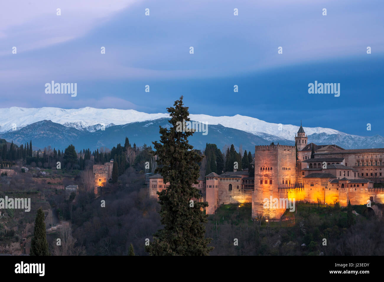 Klassische Ansicht der Alhambra von Granada, Mirador de San Nicolás, El Albaicín am Abend Stockfoto