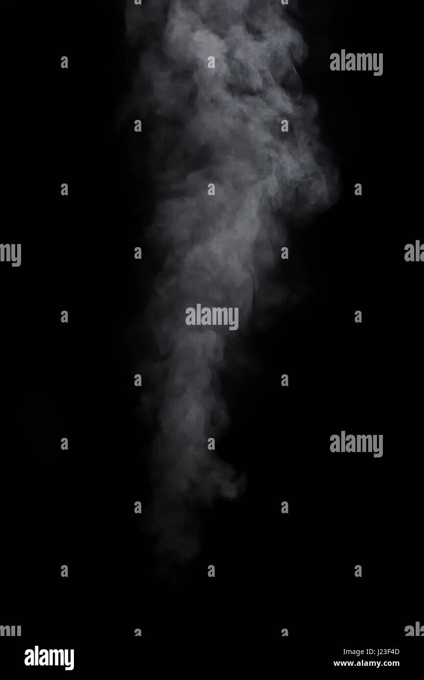 Rauchen auf schwarzem Hintergrund Stockfoto