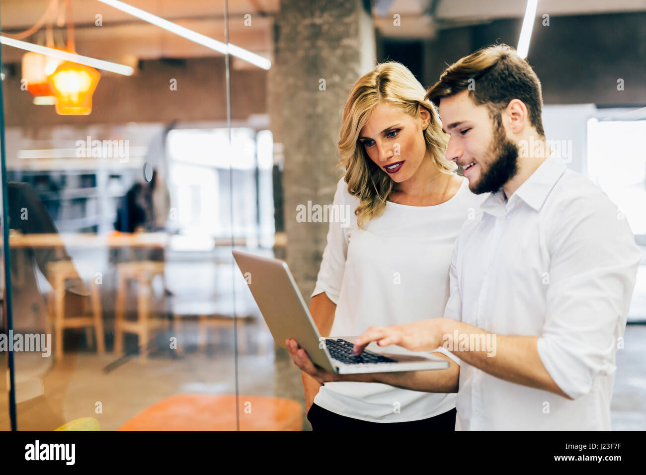 Unternehmen Mitarbeiter neue Ideen zu diskutieren und brainstorming in einem modernen Büro Stockfoto