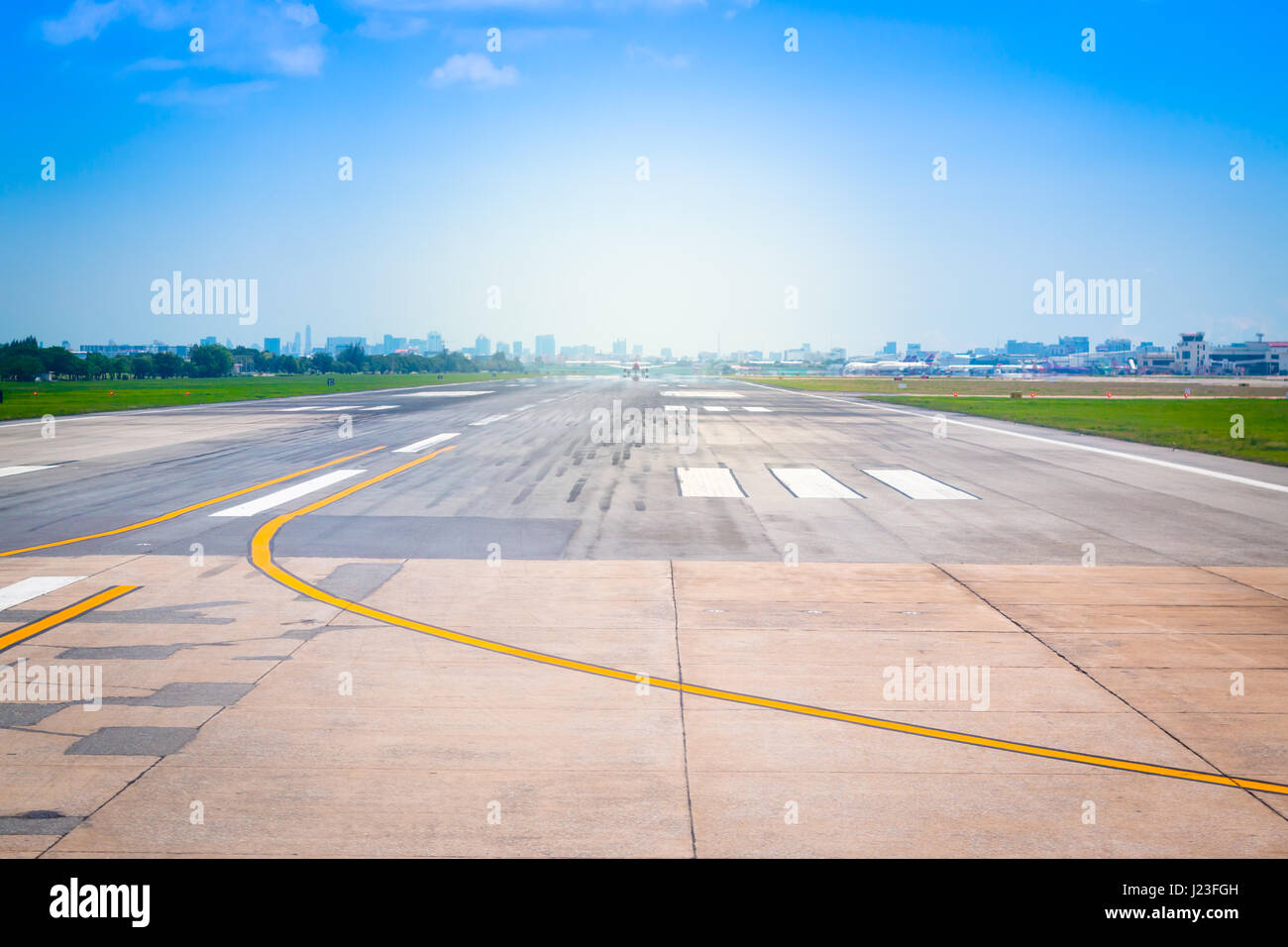 Start-und Landebahn von Bangkok, Thailand Flughafen, Flugplatz im Flughafen-terminal mit Markierung am blauen Himmel mit Sonnenlicht Hintergrund. Stockfoto