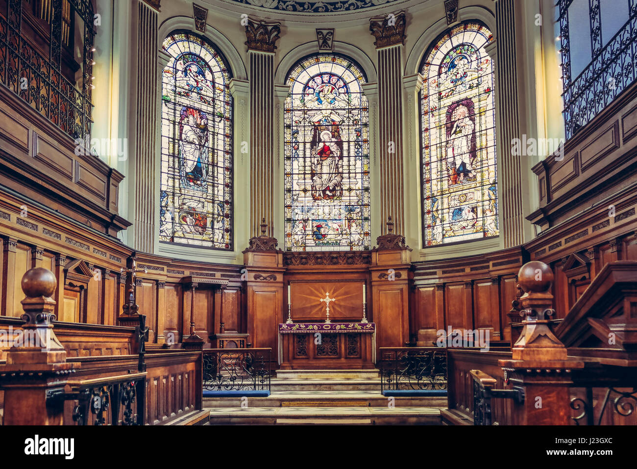 Kirche St. Annes in Manchester, UK. Blick auf die schönen Mosaik-Fenster Stockfoto