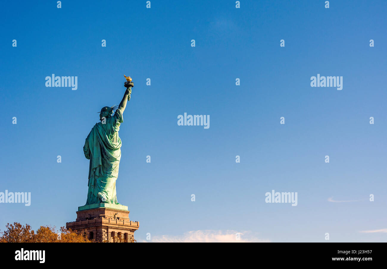 Rückseite der berühmtesten New Yorker Freiheitsstatue in New York City, USA an einem klaren, blauen Tag Stockfoto
