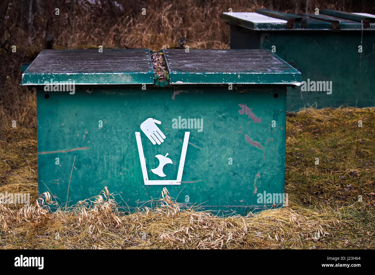 Nahaufnahme von zwei Mülltonnen in einem Campingplatz. Stockfoto