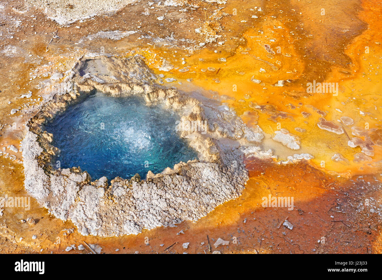 Nahaufnahme Bild von einem kleinen bunten Warmwasserbecken im Yellowstone-Nationalpark, Wyoming, USA. Stockfoto