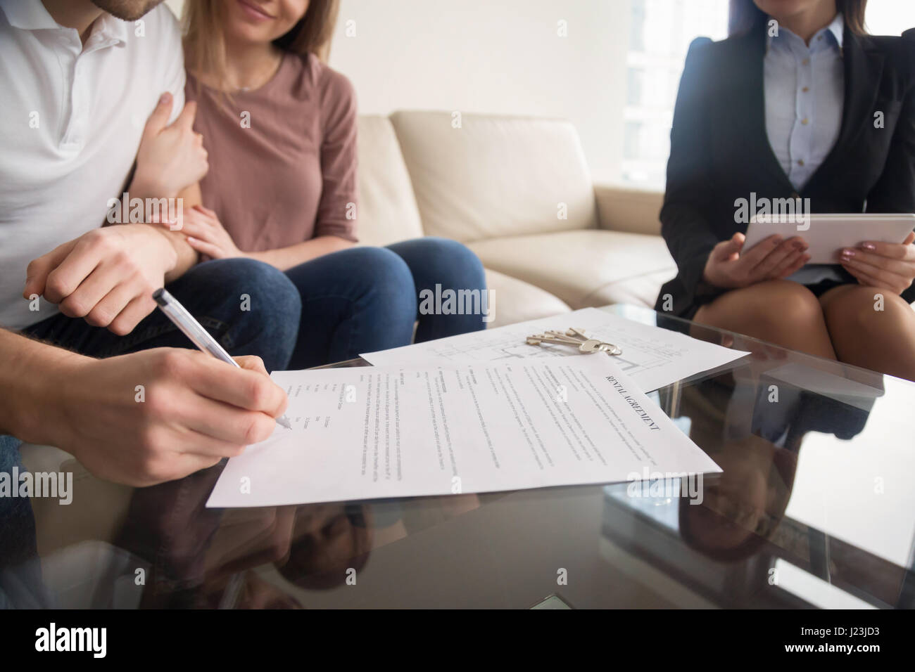 Unterzeichnung des Mietvertrages, paar Treffen mit Immobilien Alter Stockfoto