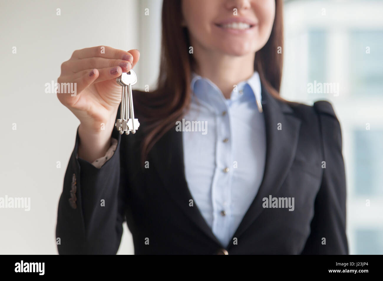 Weibliche Immobilienmakler Betrieb Schlüssel, Kauf einer Immobilie kaufen Stockfoto