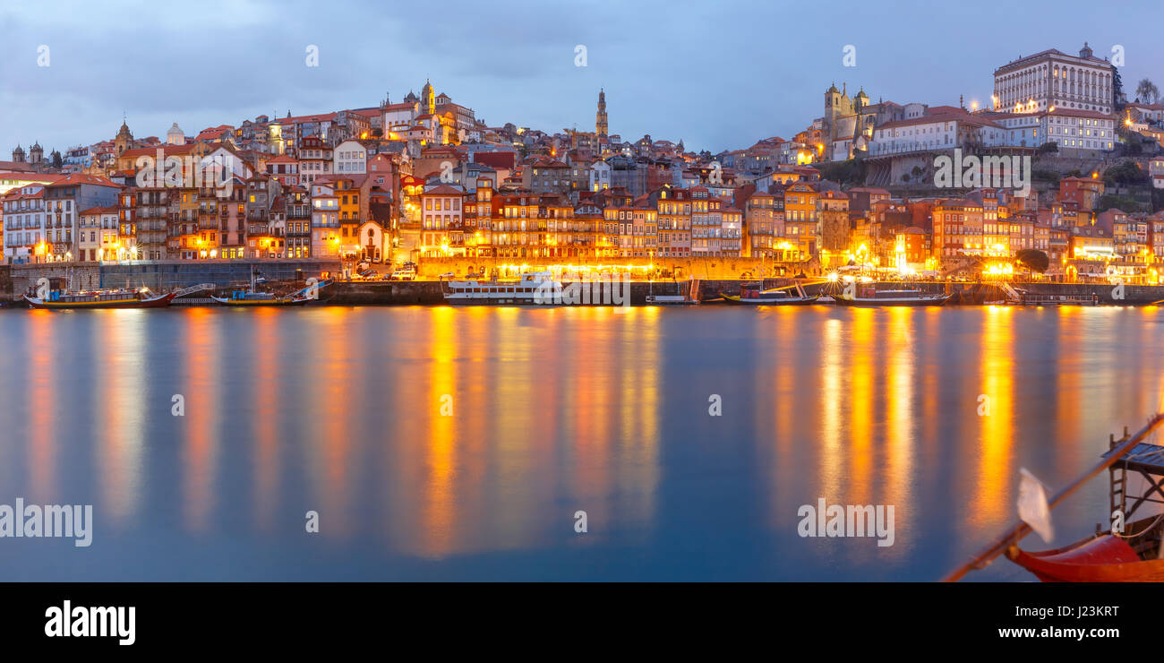 Altstadt von Porto in der Nacht, Portugal. Stockfoto