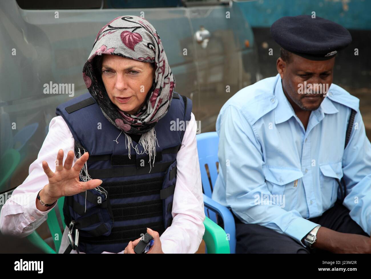 UK-Abteilung für auswärtige und internationale Entwicklung Kopf Joanna Reid spricht während eines Treffens mit somalischen Polizisten und Mitglieder der Mission der Afrikanischen Union 20. Oktober 2013 in Baidoa, Somalia.   (Foto von Mahamud Hassan /AU-UN über Planetpix) Stockfoto