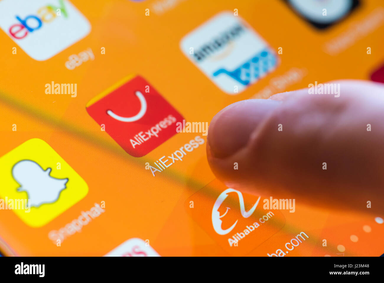 Zürich, Schweiz - 19. Februar 2017: die Ikonen der AliExpress, Alibaba.com, Ebay und Amazon Online-shopping-apps auf einem Smartphone Touchscreen. Stockfoto