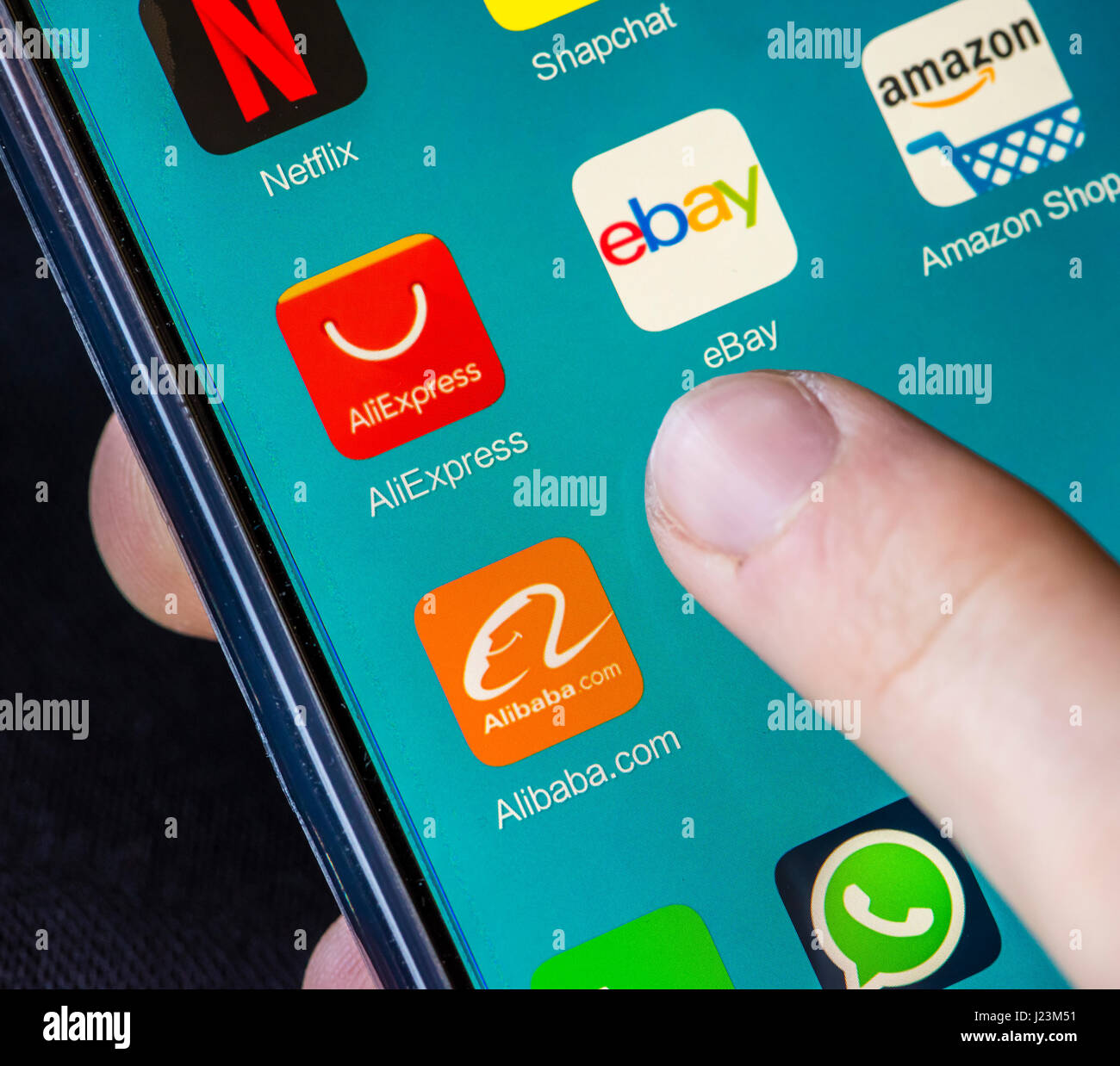 Zürich, Schweiz - 19. Februar 2017: die Ikonen der AliExpress, Alibaba.com, Ebay und Amazon Online-shopping-apps auf einem Smartphone Touchscreen. Stockfoto
