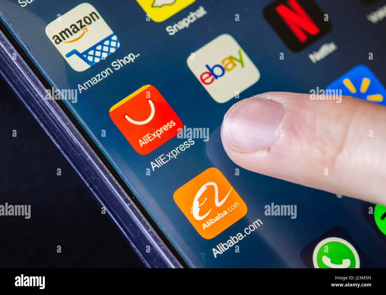 Zürich, Schweiz - 19. Februar 2017: die Ikonen der AliExpress, Alibaba.com, Ebay und Amazon Online-shopping-apps auf einem Smartphone Touchscreen. Stockfoto