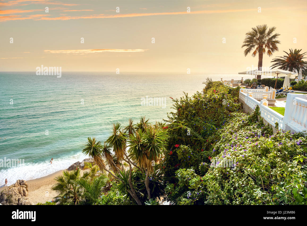 Landschaft von Nerja Küste. Berühmte Ferienort in der Provinz Costa del Sol Malaga, Andalusien, Spanien Stockfoto