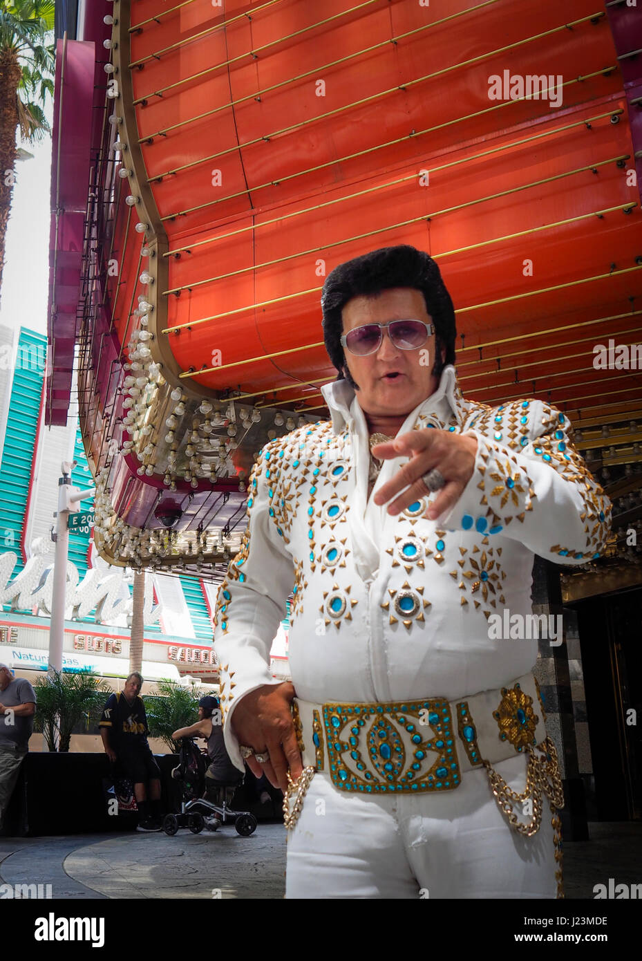 Las Vegas, NV - 28. Juli 2016: ein Mann in ein Elvis Presley Kostüm ist auf Passanten vor einem Casino in Las Vegas Freemont Street gestikulieren. Stockfoto Las Vegas, NV - 28. Juli 2016: ein Mann in ein Elvis Presley Kostüm ist auf Passanten vor einem Casino in Las Vegas Freemont Street gestikulieren. Stockfoto