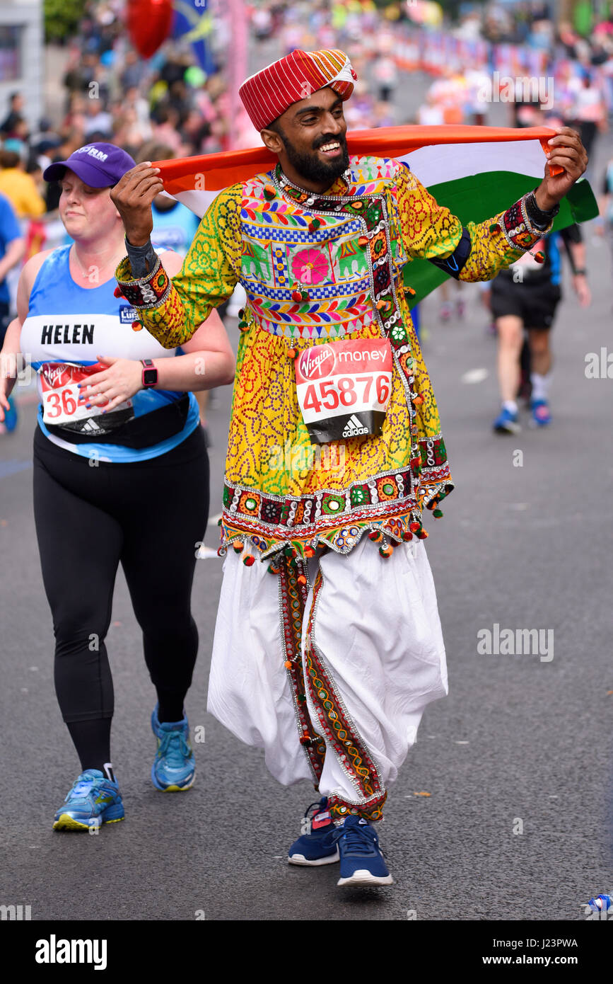 Munish Jesani in kulturellen Kostüm der 2017 Virgin London-Marathon, nach der Überquerung der Tower Bridge und neben den Turm der London.With Raum für Kopie Stockfoto