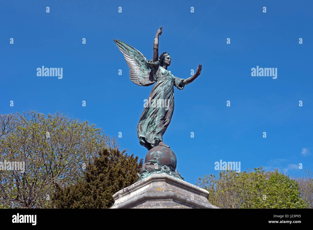 Eine Statue eines geflügelten Sieges von Alfred Drury die überwindet das Kriegerdenkmal in Grove Park, Oldenburg, UK Stockfoto