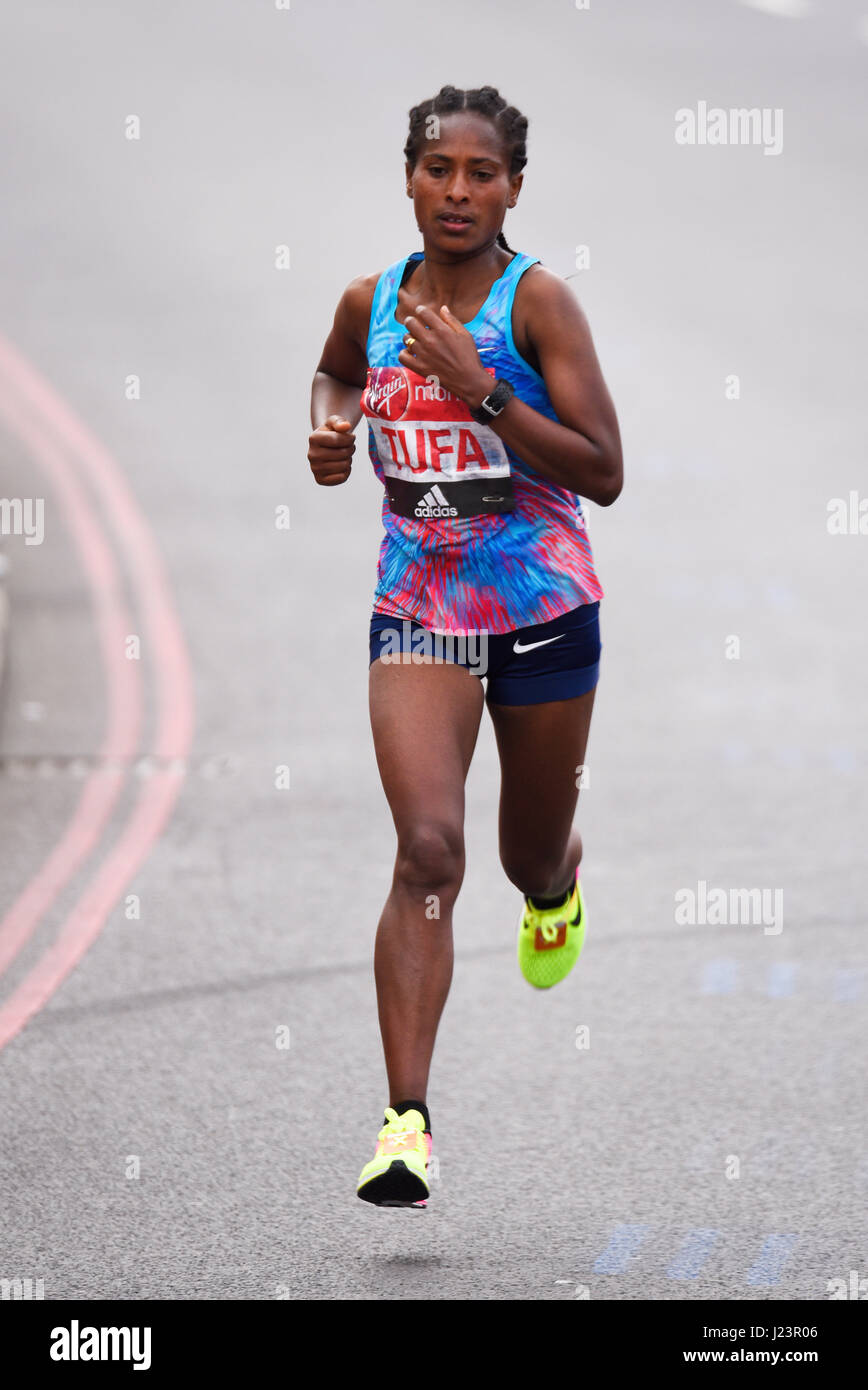 Tigist Tufa lief beim Virgin London Marathon 2017 nach der Überquerung der Tower Bridge und entlang des Tower of London, UK Stockfoto