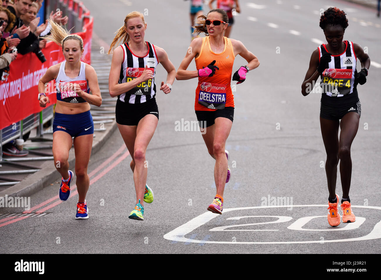 Charlotte Purdue, Andrea Deelstra beim Virgin London Marathon 2017 nach der Überquerung der Tower Bridge und entlang des Tower of London, UK Stockfoto