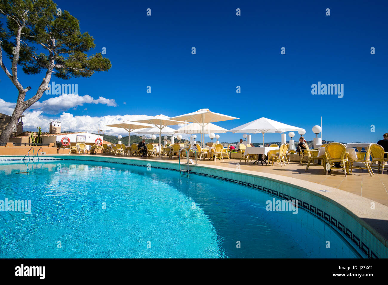 Ein Schwimmbad, ein Restaurant mit Sonnenschirmen, Tischen und Stühlen Stockfoto