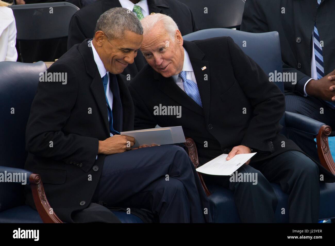 Ehemaliger US-Präsident Barack Obama und ehemaliger Vize-Präsident Joe Biden besuchen die 58. Presidential Inauguration von Donald Trump auf dem US-Kapitol 20. Januar 2017 in Washington, DC.    (Foto von Cristian L. Ricardo /DoD über Planetpix) Stockfoto