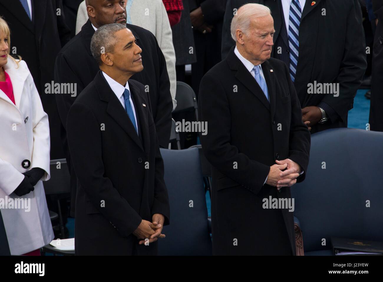 Ehemaliger US-Präsident Barack Obama und ehemaliger Vize-Präsident Joe Biden besuchen die 58. Presidential Inauguration von Donald Trump auf dem US-Kapitol 20. Januar 2017 in Washington, DC.    (Foto von Cristian L. Ricardo /DoD über Planetpix) Stockfoto