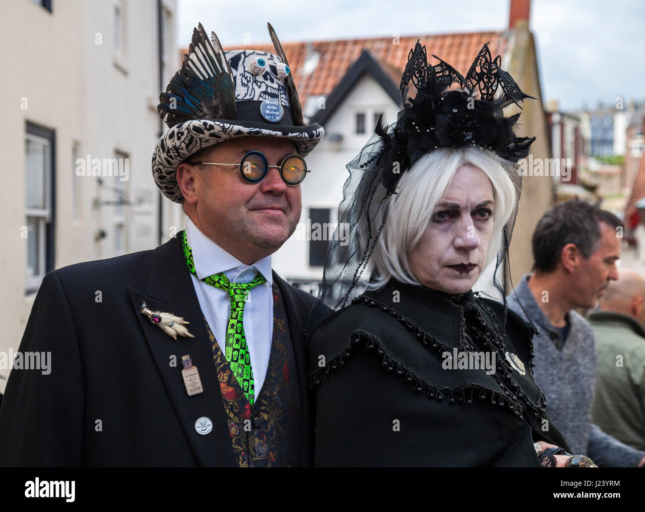 Zwei Goten posieren für Bilder bei den Goth-Wochenende-Feierlichkeiten in Whitby, North Yorkshire, England, UK Stockfoto
