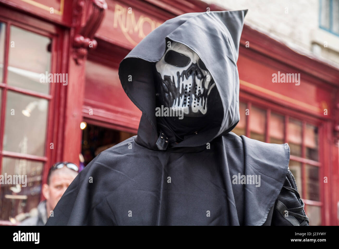 Ein Mann gekleidet in einem Kapuzen Kleid und Skelett Maske bei den Whitby Gothic Weekend-Feierlichkeiten in North Yorkshire, England, UK Stockfoto