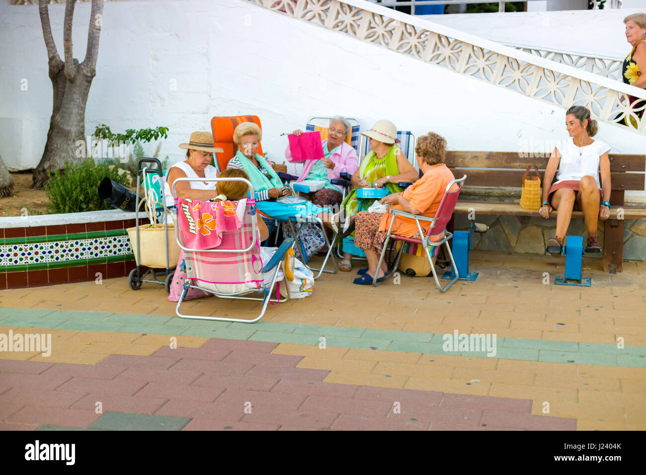 ROTA, Spanien - 9. September 2016: Rota Strand. Ältere Menschen, die einen Tag am Strand zu genießen. Rota, Cadiz, Spanien Stockfoto