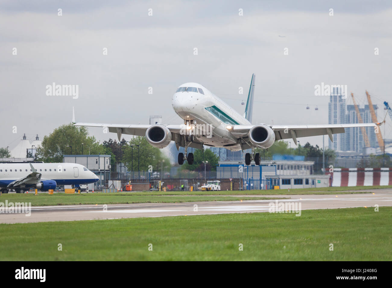 Kommerziellen Jet Airliner Flugzeug Landung auf der Piste von einem anstrengenden modernen Flughafen Stockfoto