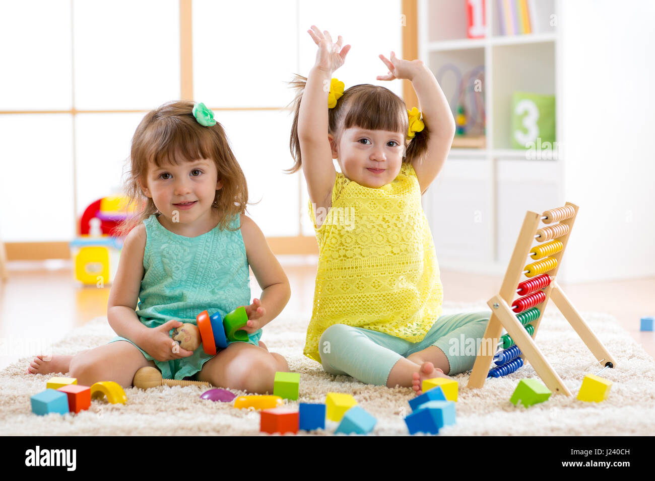Kleine Kinder spielen mit Abacus und Konstruktor Spielzeug, Frühförderung Stockfoto