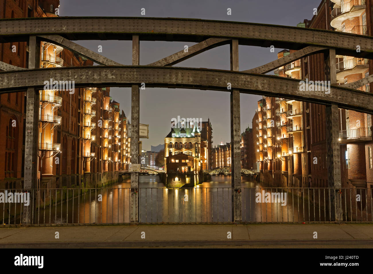 Poggenmühlen Brücke in der Nacht, Blick auf die Wasserburg Wasserschlösschen, historische Speicherstadt, Hamburg, Deutschland, Europa Stockfoto