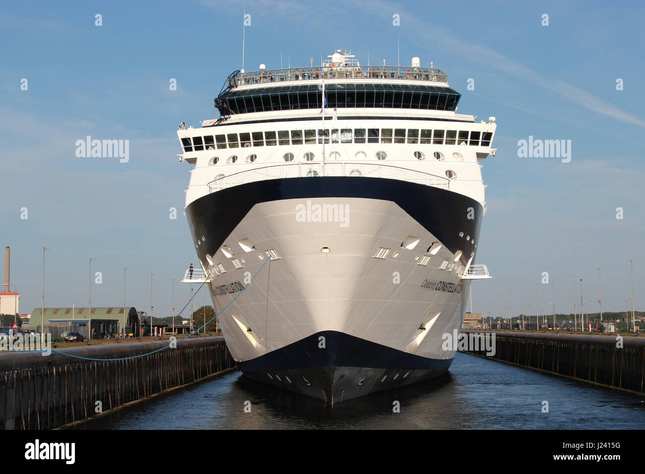 CELEBRITY CONSTELLATION in der Schleuse von IJmuiden. CELEBRITY CONSTELLATION ist eine Millennium-Klasse Kreuzfahrtschiff von Celebrity Cruises. Stockfoto