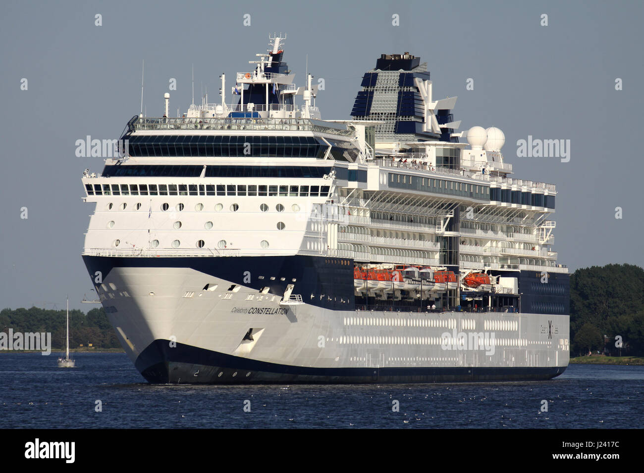 CELEBRITY CONSTELLATION auf dem North Sea Channel. CELEBRITY CONSTELLATION ist eine Millennium-Klasse Kreuzfahrtschiff von Celebrity Cruises. Stockfoto