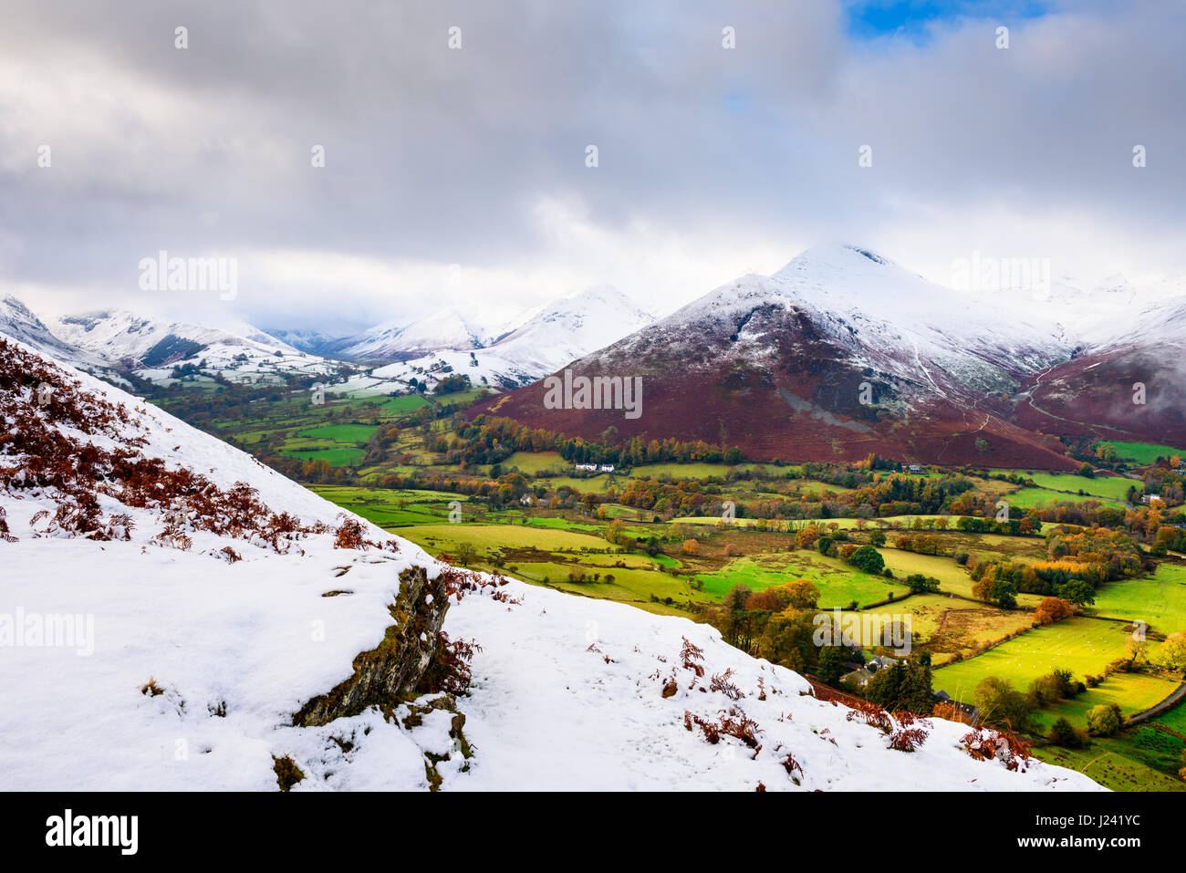 Newlands Valley Cat Glocken mit einem Schnee begrenzt Causey Hecht jenseits. Nationalpark Lake District, Cumbria, England. Stockfoto