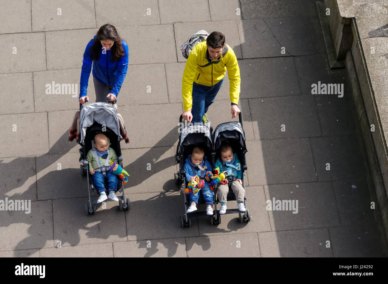 Junge Eltern mit ihren Babys, London England Vereinigtes Königreich UK Wandern Stockfoto