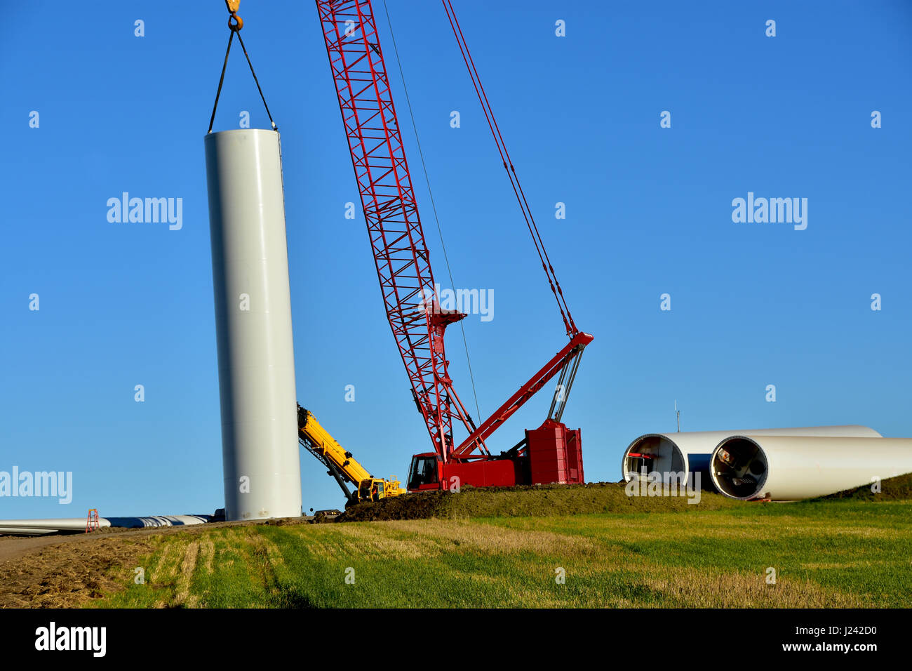 Türme für neue Windkraftanlagen im Bau in North Dakota. Stockfoto