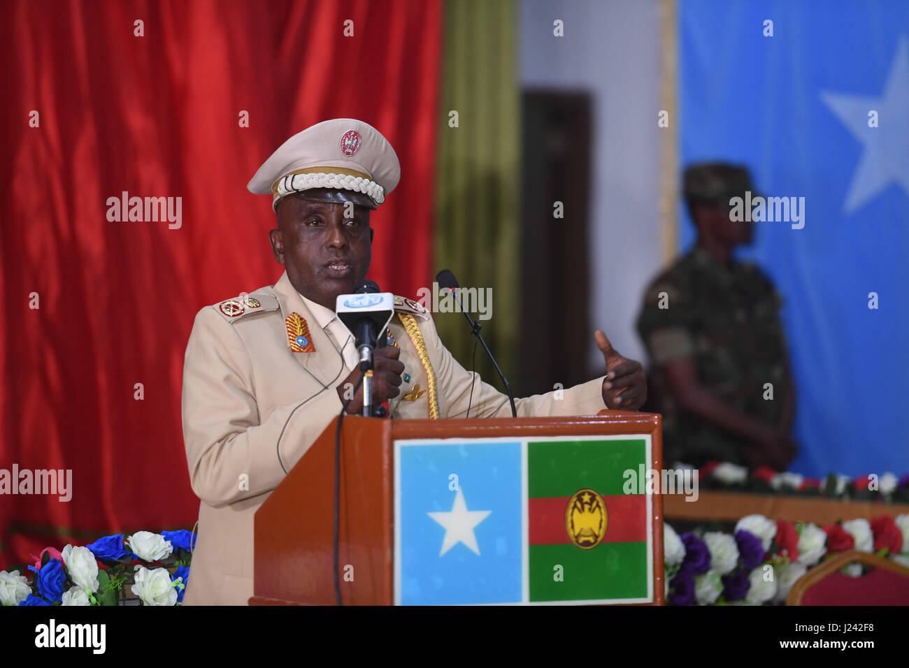 Chef der somalischen Streitkräfte, die General Mohamed Ahmed Jimaale während einer Zeremonie anlässlich des 57. Jahrestages der somalischen Nationalarmee anlässlich des Verteidigungsministeriums 12. April 2017 in Mogadischu, Somalia spricht. Stockfoto
