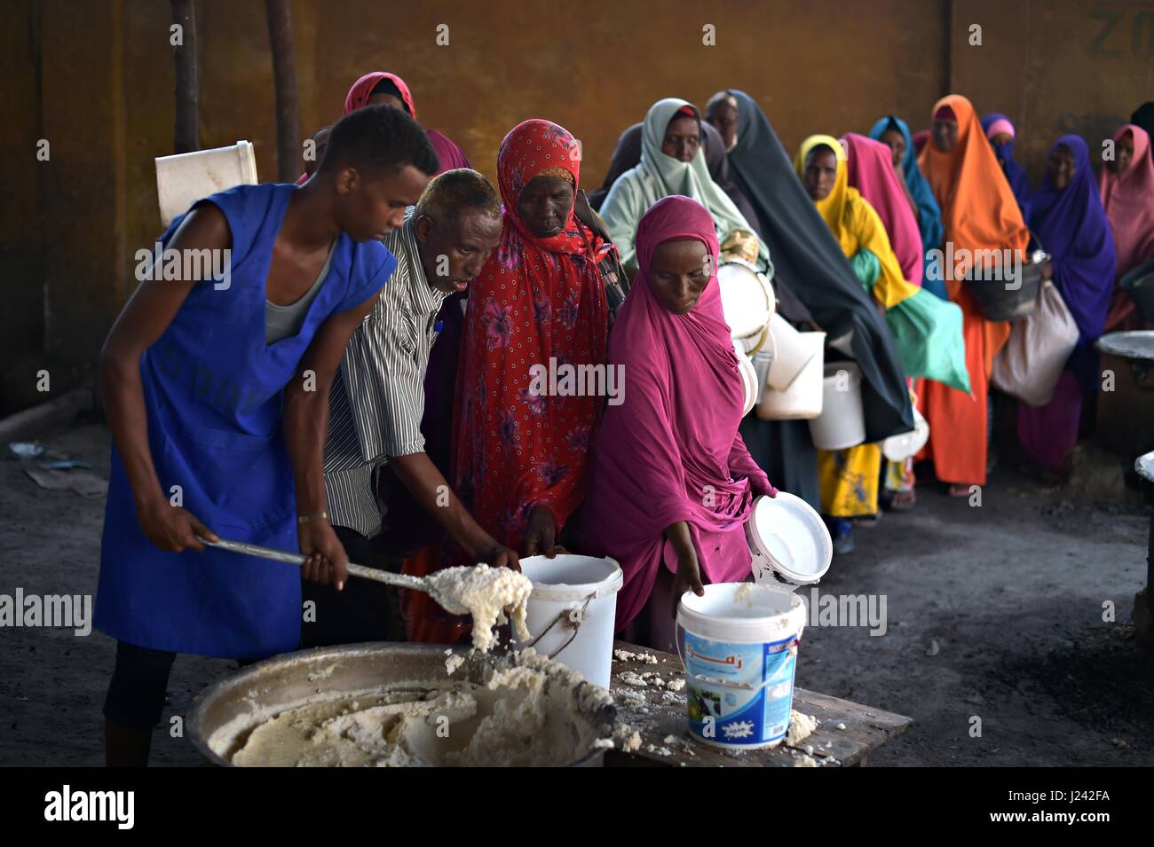 Somalia Frauen Line-up für Brei in eine Fütterung Mitte 9. März 2017 in Mogadischu, Somalia. Somalia erlebt eine schwere Dürre und möglicherweise am Rande einer Hungersnot, wenn nicht dringende humanitäre bald gehandelt wird. Stockfoto