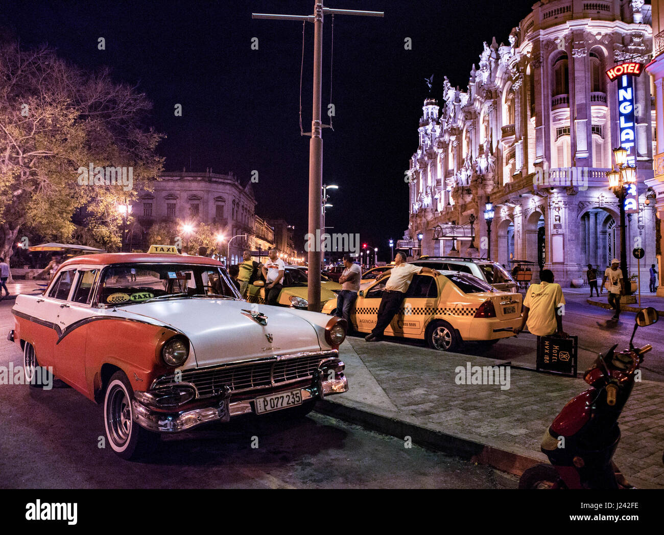 Taxis und amerikanische Oldtimer auf Straße in Havanna in der Nähe der großen Theater von Havanna Alicia Alonso. Stockfoto