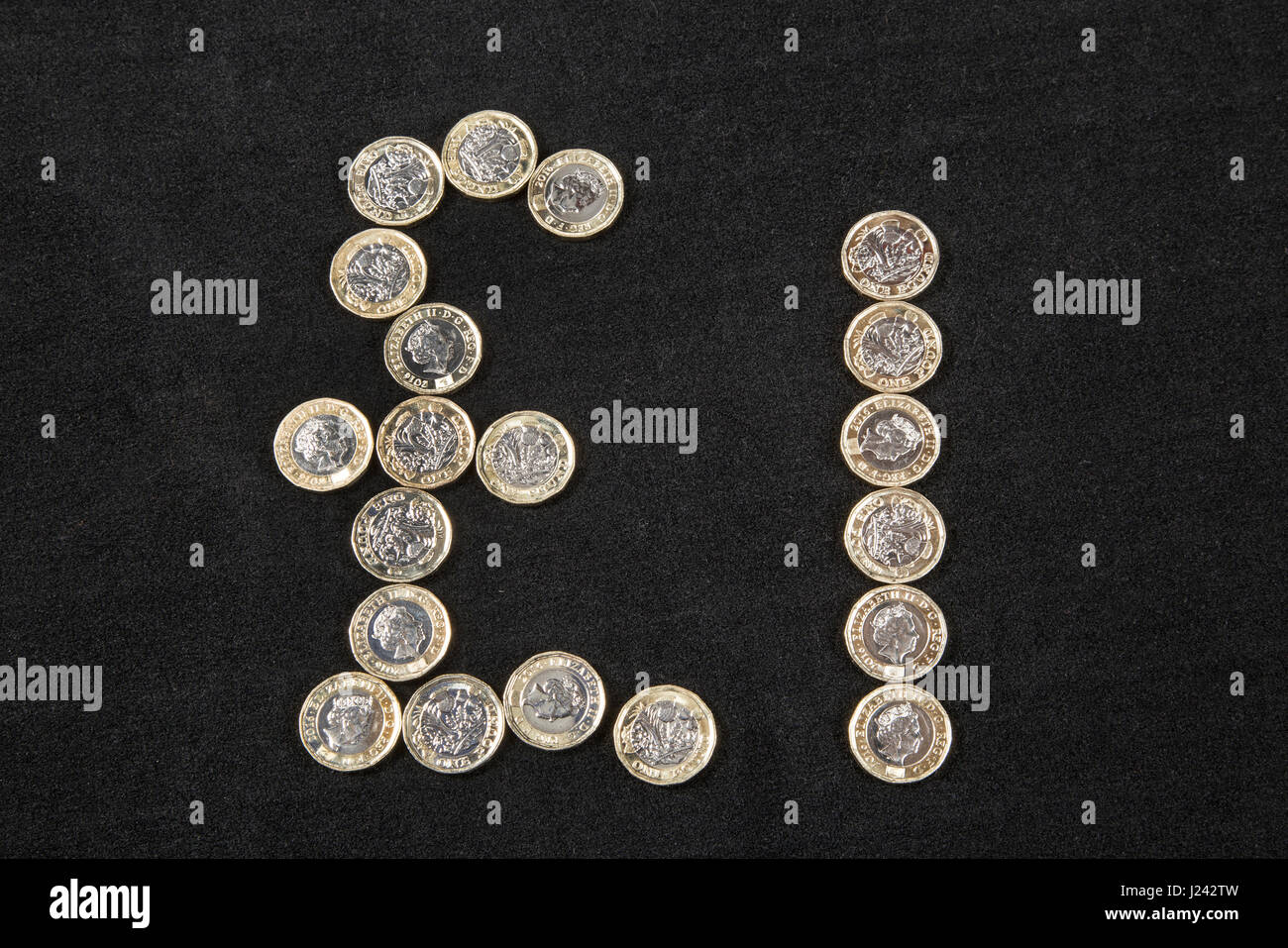 Neue Pfund-Münzen in der Form ähnlich wie ein Nummernzeichen angelegt Stockfoto
