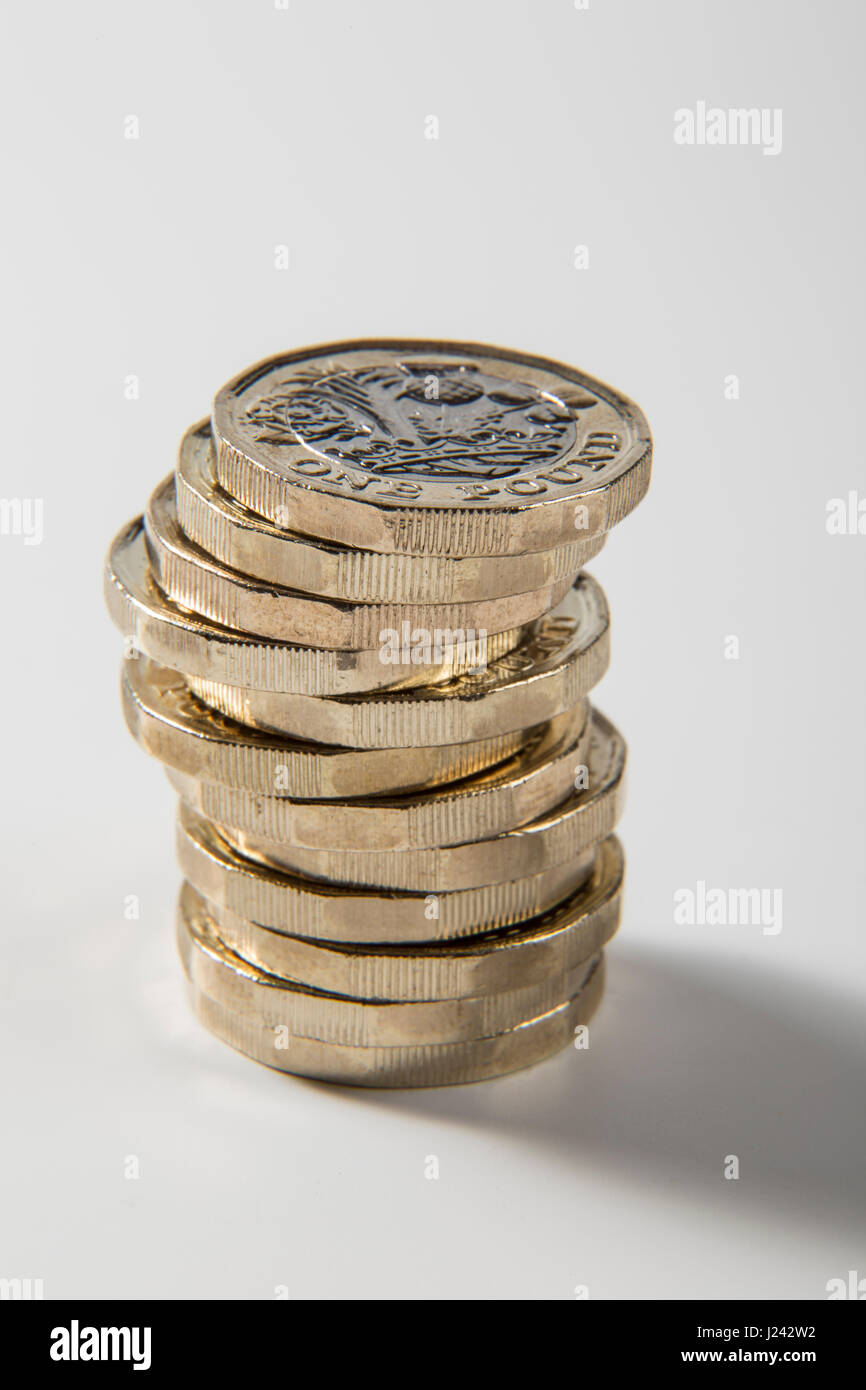 Stapel der Neuen £ 1 Pound 2016 Münzen. In Großbritannien im Jahr 2017 erteilt Stockfoto