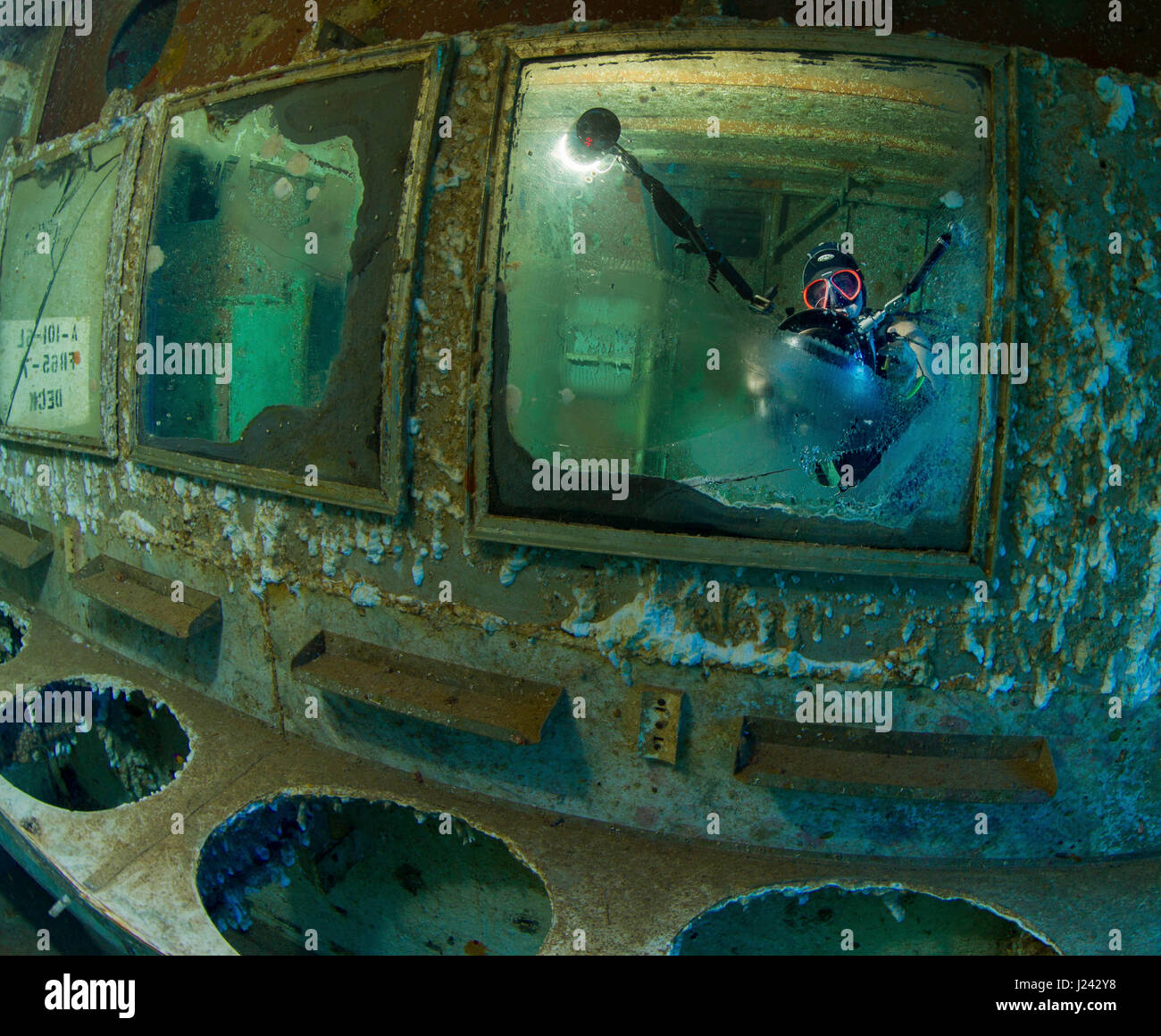 Unterwasser-Fotograf fängt Selbstportrait durch Reflexion Stockfoto