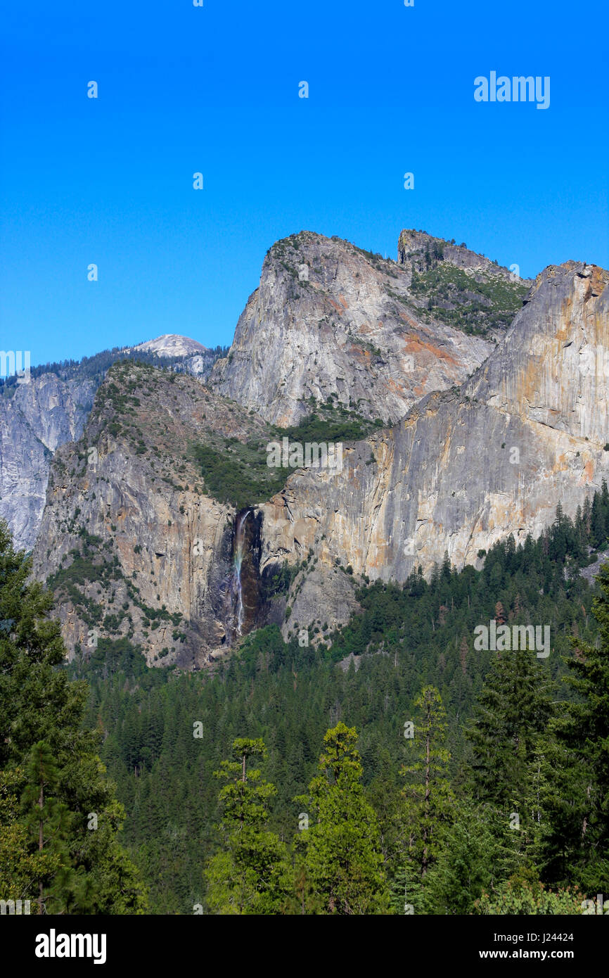 Yosemite Bridal Veil Falls mit klaren blauen Himmel und grünen Pinien. Stockfoto