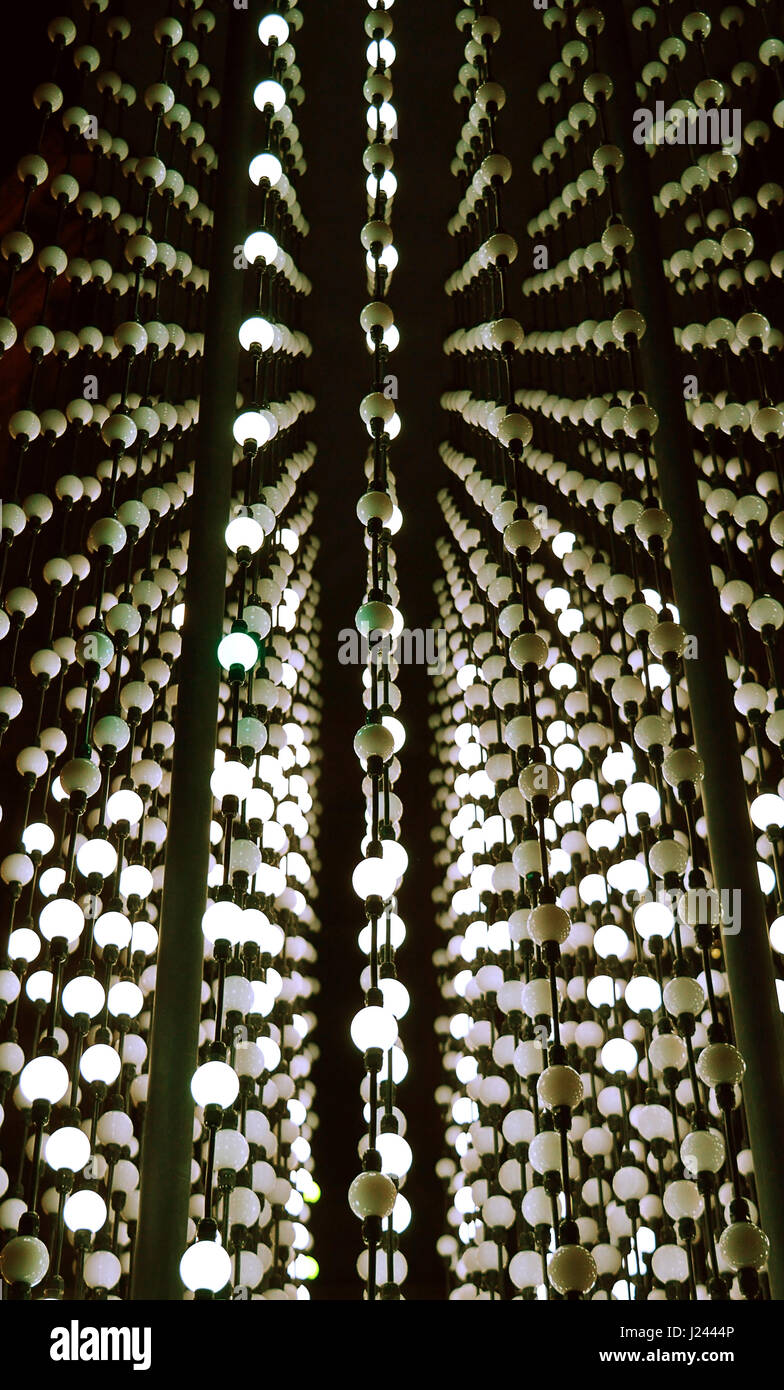 Ein Detail der Installation "Monolith" aus dem Hyperbynary-Team in der Tschechischen Republik auf dem Display im Bukarester Calea Victoriei.  3300 LEDs dienen Stockfoto