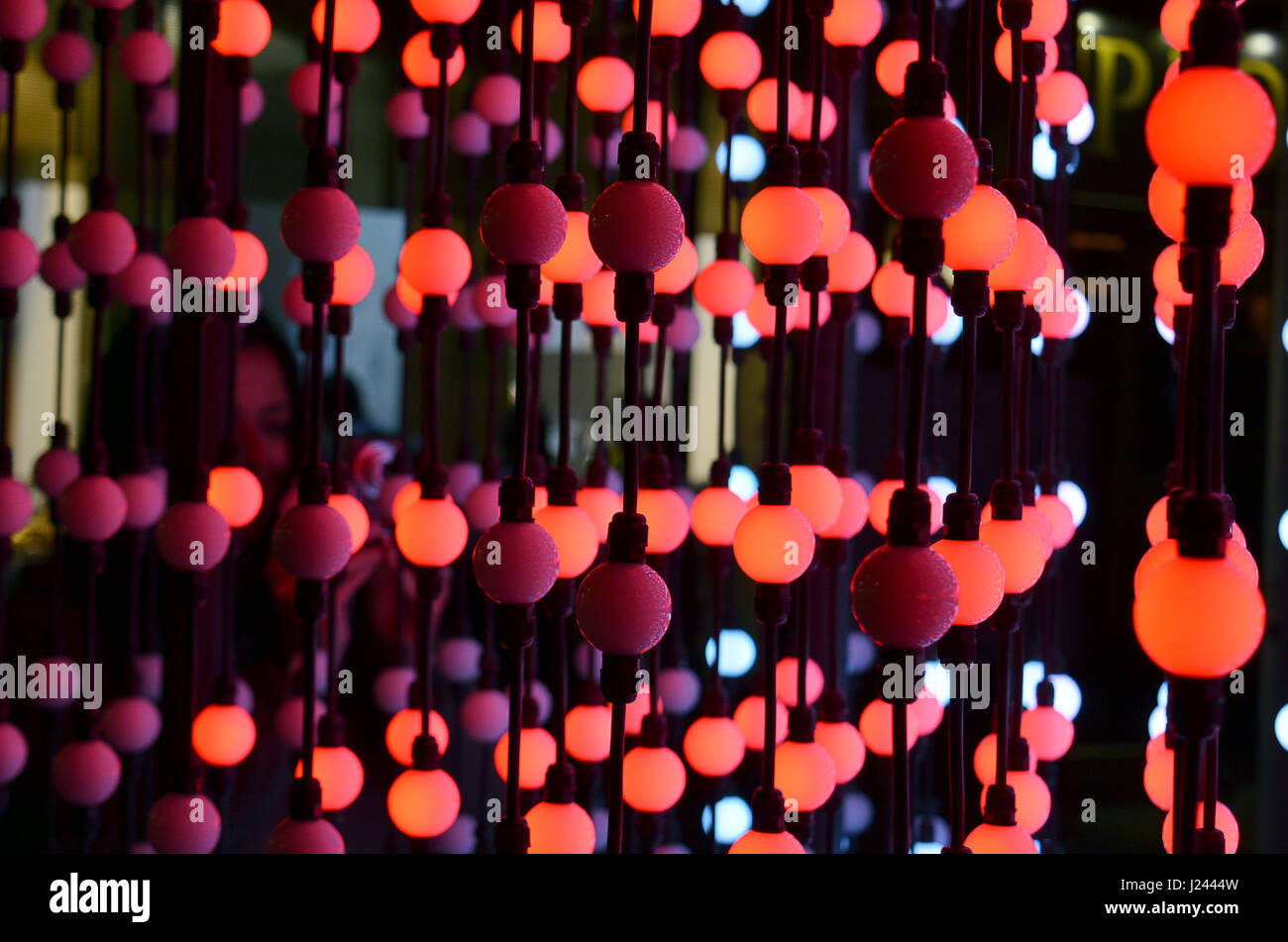 Einen Blick zu werfen auf die Installation "Monolith" aus dem Hyperbynary-Team in der Tschechischen Republik auf dem Display im Bukarester Calea Victoriei.  3300 LED-Lampen Stockfoto