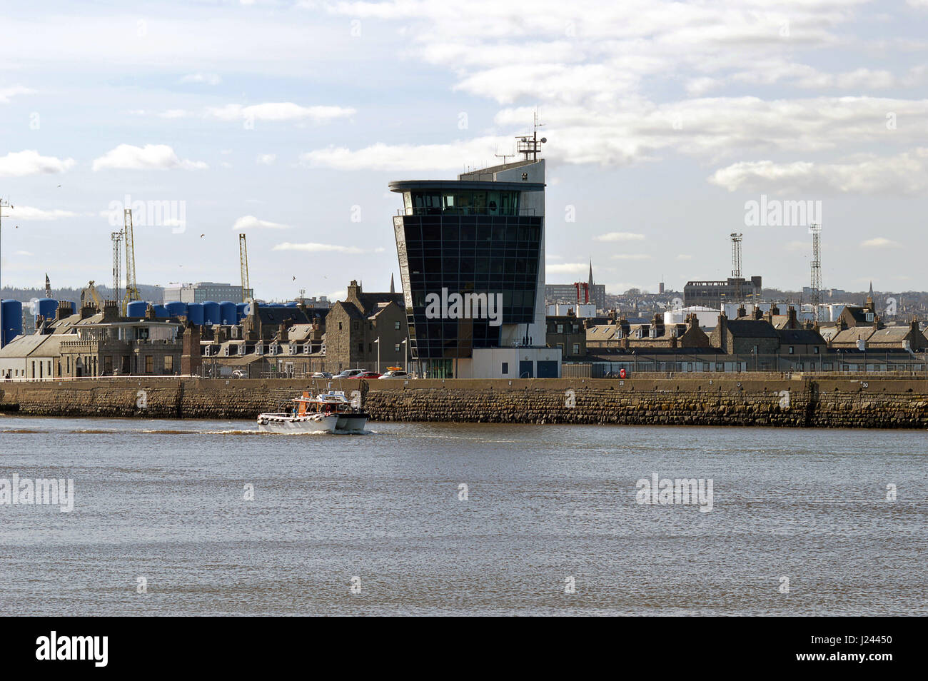 ABERDEEN, Schottland - 30. März 2017: eine Crew Transferboot Motoren nach dem Marine Control Centre auf der südlichen Wellenbrecher im Hafen von Aberdeen, Scotlan Stockfoto