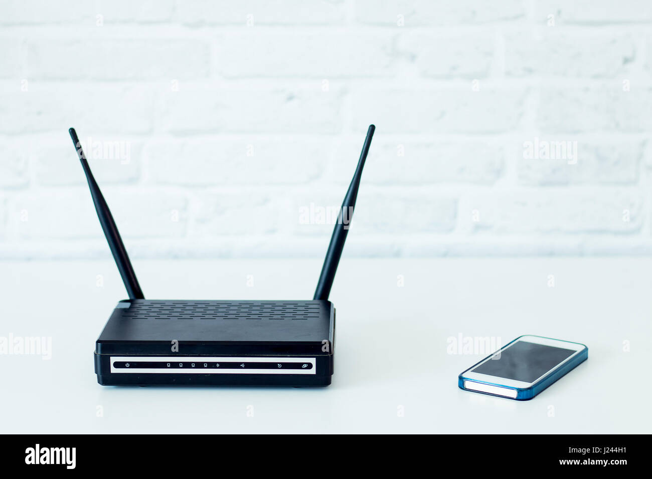 Kommunikationen Ausrüstung Router und Handy w-LAN Stockfoto