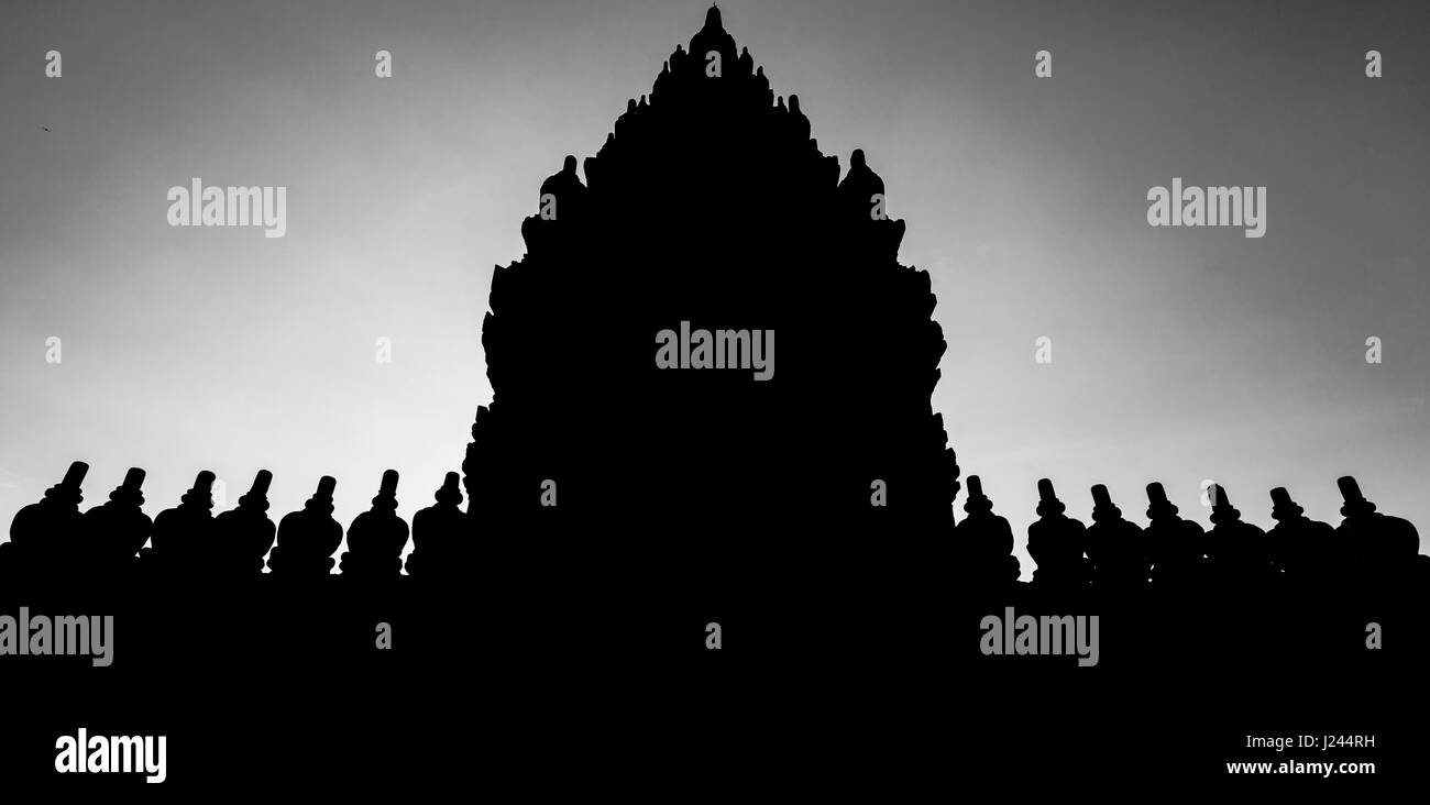 Silhouette des Candi Nandi (Nandi Tempel) im Prambanan Tempelkomplex. 9. Jahrhundert Hindu-Tempelanlage in der Nähe von Yogyakarta auf Zentral-Java, I Stockfoto