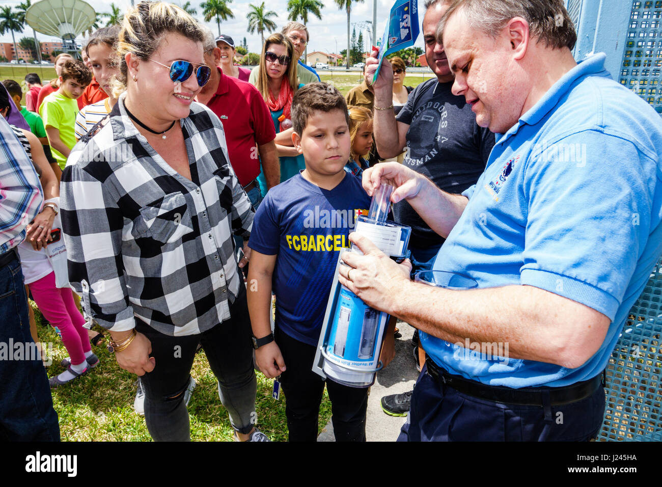 Miami Florida, Nationales Zentrum für den Unwettern, NHC, NOAA, nationaler Wetterdienst, offene Häuser, geführte Tour, Hispanic Latin Latino ethnische Immigra Stockfoto